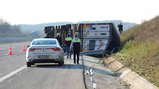 Kuzey Marmara'da sebze ve meyve yüklü tır devrildi