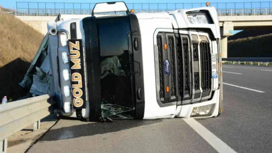 Kuzey Marmara'da sebze ve meyve yüklü tır devrildi