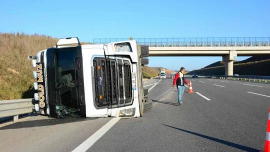 Kuzey Marmara'da sebze ve meyve yüklü tır devrildi