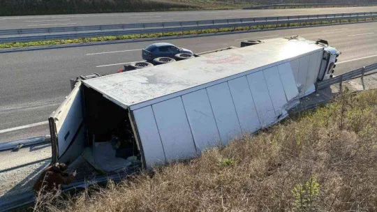 Kuzey Marmara'da sebze ve meyve yüklü tır devrildi