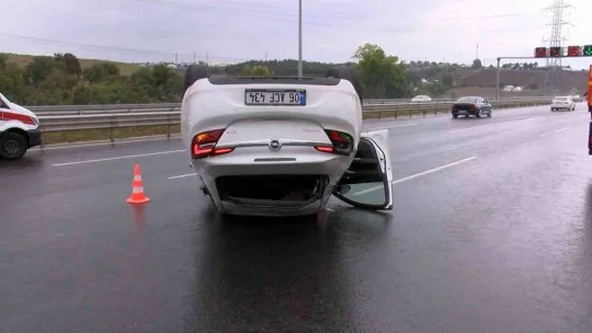 Kuzey Marmara Otoyolu'nda ıslak zeminde kontrolden çıkan araç takla attı: 1 yaralı