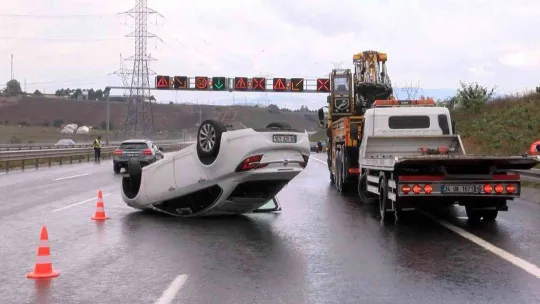 Kuzey Marmara Otoyolu'nda ıslak zeminde kontrolden çıkan araç takla attı: 1 yaralı