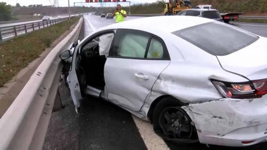 Kuzey Marmara Otoyolu'nda ıslak zeminde kontrolden çıkan araç takla attı: 1 yaralı