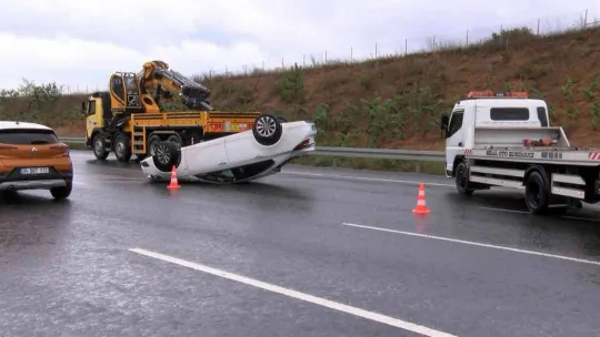 Kuzey Marmara Otoyolu'nda ıslak zeminde kontrolden çıkan araç takla attı: 1 yaralı