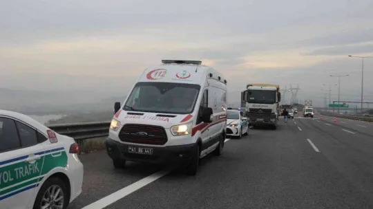 Kuzey Marmara Otoyolu'nda kamyon tıra arkadan çarptı: 3 yaralı