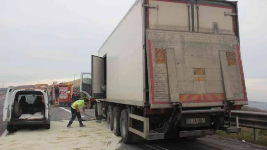 Kuzey Marmara Otoyolu'nda kamyon tıra arkadan çarptı: 3 yaralı