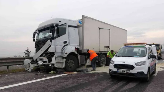 Kuzey Marmara Otoyolu'nda kamyon tıra arkadan çarptı: 3 yaralı