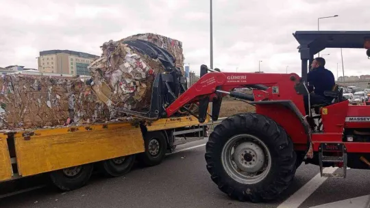 Kuzey Marmara Otoyolu'nda seyir halindeki tırdan atık malzemeler yola savruldu