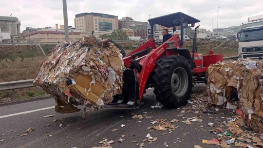 Kuzey Marmara Otoyolu'nda seyir halindeki tırdan atık malzemeler yola savruldu