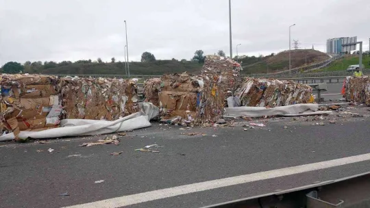 Kuzey Marmara Otoyolu'nda seyir halindeki tırdan atık malzemeler yola savruldu