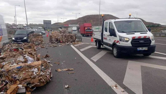 Kuzey Marmara Otoyolu'nda seyir halindeki tırdan atık malzemeler yola savruldu