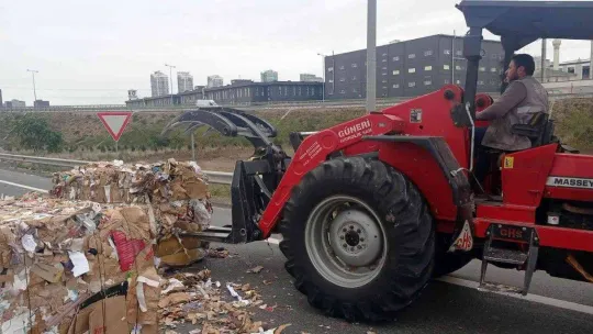 Kuzey Marmara Otoyolu'nda seyir halindeki tırdan atık malzemeler yola savruldu