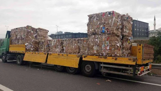 Kuzey Marmara Otoyolu'nda seyir halindeki tırdan atık malzemeler yola savruldu