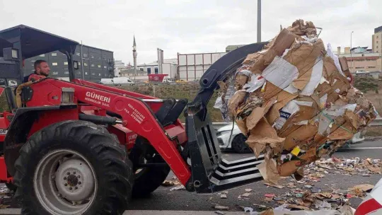 Kuzey Marmara Otoyolu'nda seyir halindeki tırdan atık malzemeler yola savruldu
