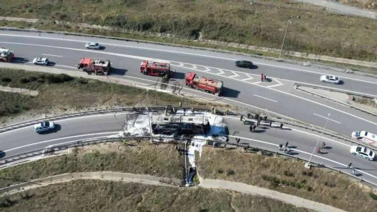 Kuzey Marmara Otoyolu'nda yanan yolcu otobüsü alev topuna döndü