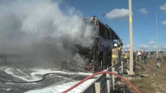 Kuzey Marmara Otoyolu'nda yanan yolcu otobüsü alev topuna döndü