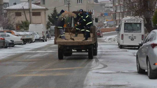 Lapseki Belediyesi ekipleri tuzlama ve yol açma çalışmalarına devam ediyor