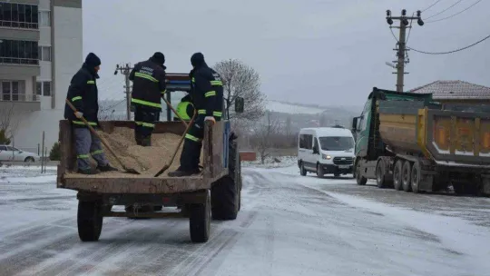 Lapseki Belediyesi ekipleri tuzlama ve yol açma çalışmalarına devam ediyor
