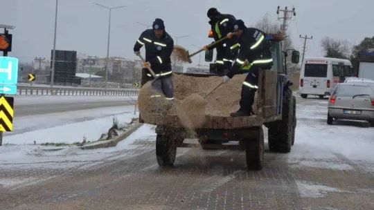 Lapseki Belediyesi ekipleri tuzlama ve yol açma çalışmalarına devam ediyor