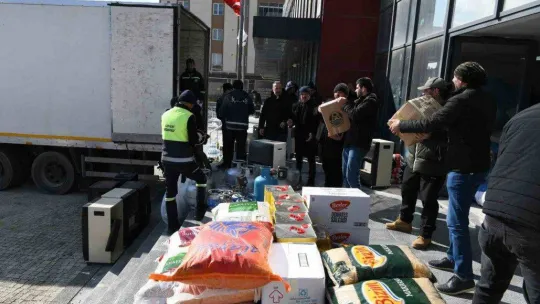 Lapseki'den 2 kamyon dolusu yardım malzemesi deprem bölgesine doğru yola çıktı