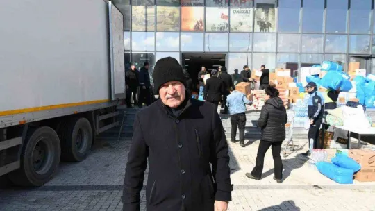 Lapseki'den 2 kamyon dolusu yardım malzemesi deprem bölgesine doğru yola çıktı