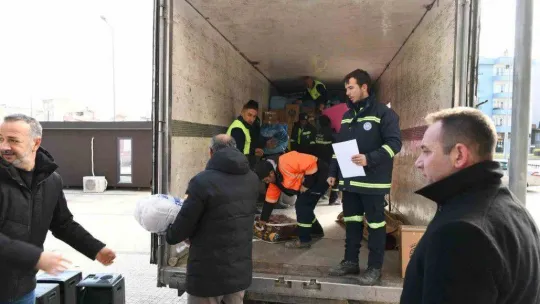 Lapseki'den 2 kamyon dolusu yardım malzemesi deprem bölgesine doğru yola çıktı
