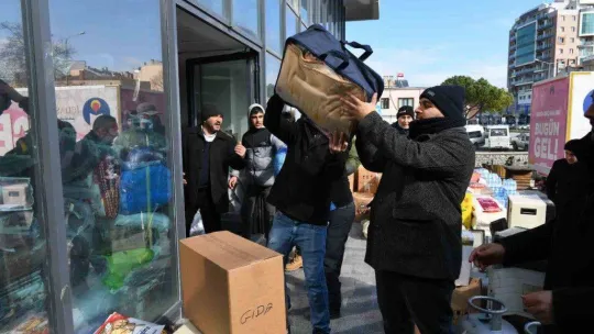 Lapseki'den 2 kamyon dolusu yardım malzemesi deprem bölgesine doğru yola çıktı