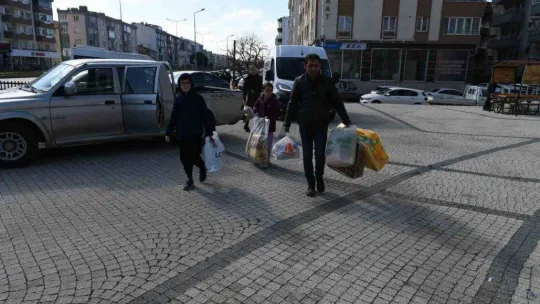Lapseki'den 2 kamyon dolusu yardım malzemesi deprem bölgesine doğru yola çıktı