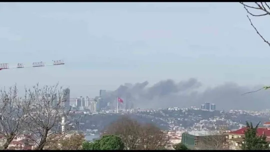 Levent'te alışveriş merkezinin çatısından yükselen dumanlar Anadolu Yakasından böyle görüntülendi