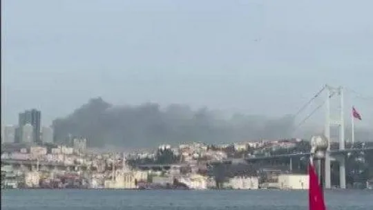 Levent'te alışveriş merkezinin çatısından yükselen dumanlar Anadolu Yakasından böyle görüntülendi