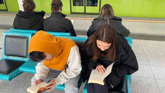 Liseli gençler metroda kitap okuyarak farkındalık oluşturuyor
