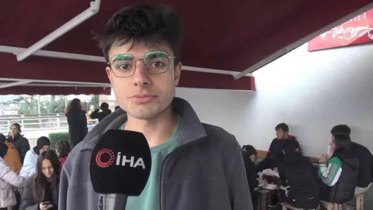 Liseli gençler metroda kitap okuyarak farkındalık oluşturuyor