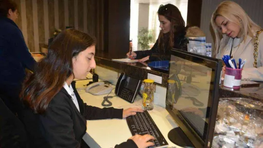 Liseli öğrenciler hem para kazandı, hem otelcilik öğrendi