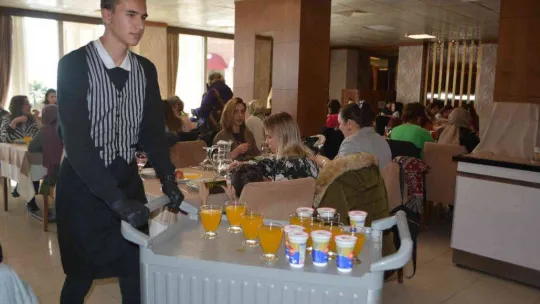 Liseli öğrenciler hem para kazandı, hem otelcilik öğrendi