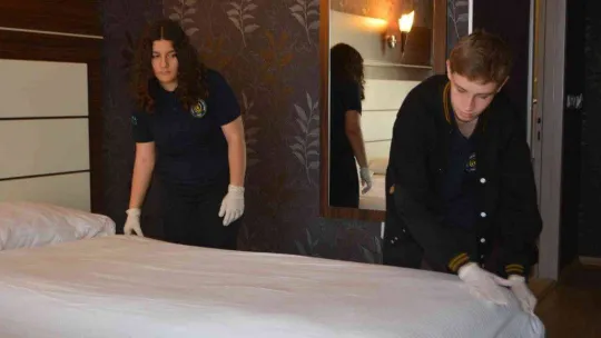 Liseli öğrenciler hem para kazandı, hem otelcilik öğrendi