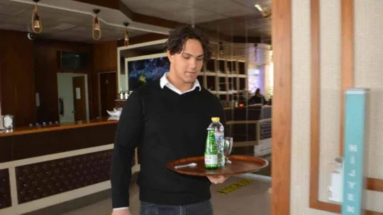 Liseli öğrenciler hem para kazandı, hem otelcilik öğrendi