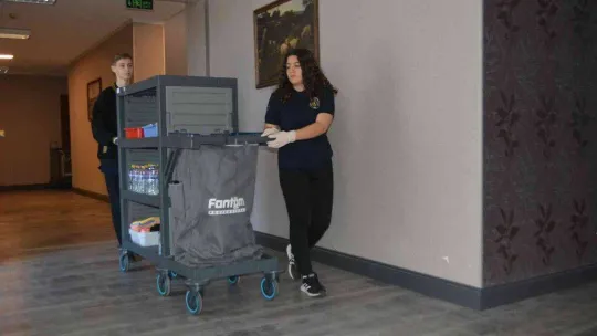 Liseli öğrenciler hem para kazandı, hem otelcilik öğrendi