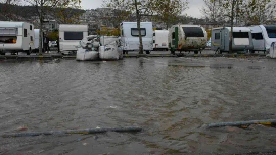 Lodos esti, kentin en büyük otoparkı denizle birleşti