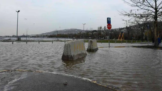 Lodos esti, kentin en büyük otoparkı denizle birleşti