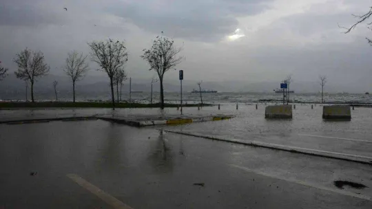 Lodos esti, kentin en büyük otoparkı denizle birleşti