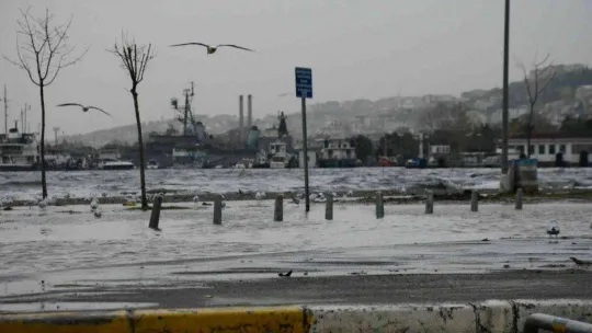 Lodos esti, kentin en büyük otoparkı denizle birleşti