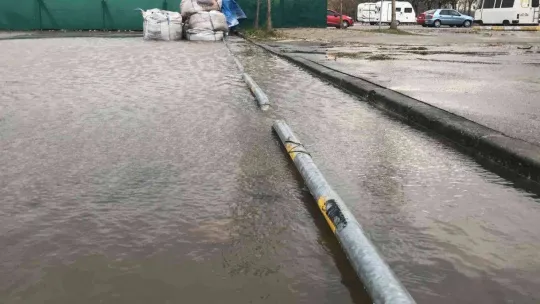 Lodos esti, kentin en büyük otoparkı denizle birleşti