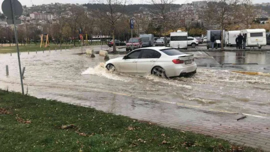 Lodos esti, kentin en büyük otoparkı denizle birleşti