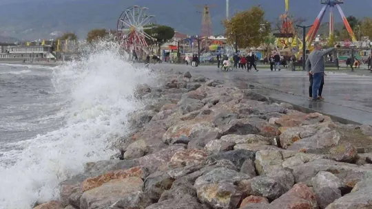 Lodos fırtınasında denizde oluşan dev dalgalar evlere kadar ulaştı