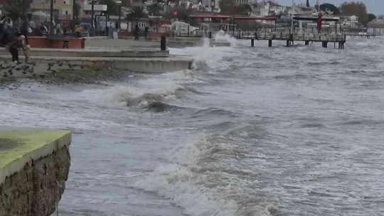 Lodos fırtınasında denizde oluşan dev dalgalar evlere kadar ulaştı