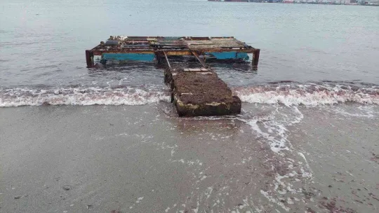 Lodos sahili kırmızıya boyadı