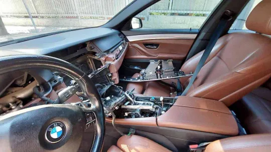 Lüks araçtan yaklaşık 400 bin TL hırsızlık kamerada