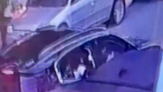 Lüks araçtan yaklaşık 400 bin TL hırsızlık kamerada