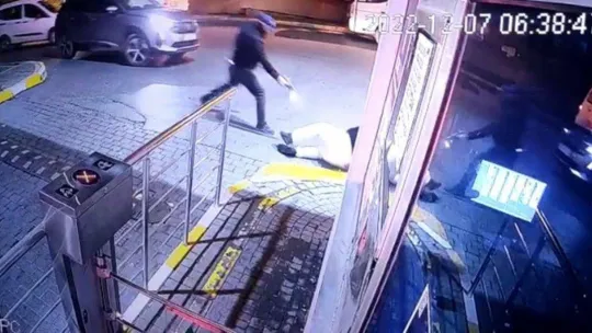 Lüks site önünde kanlı hesaplaşma kamerada