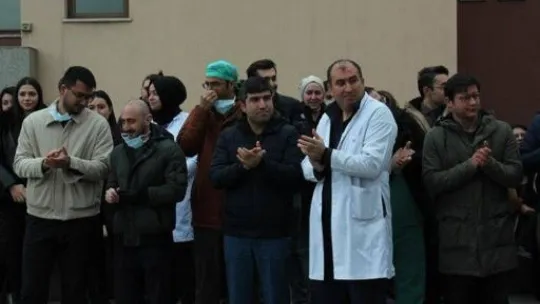 Maaşları ödenmeyen Ufuk Üniversitesi Hastanesi çalışanları eylem yaptı